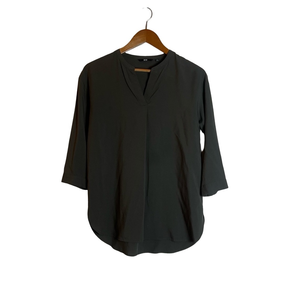 Uniqlo green 3/4 sleeve v neckâ blouse. Size small